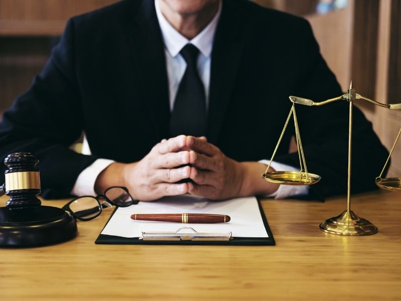 Jaki powinien być dobry prawnik? Cechy dobrego adwokata i radcy prawnego