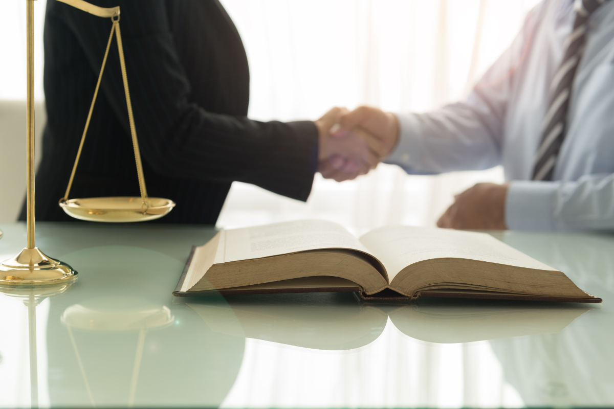 Kiedy warto skorzystać z obsługi prawnej spółek? 